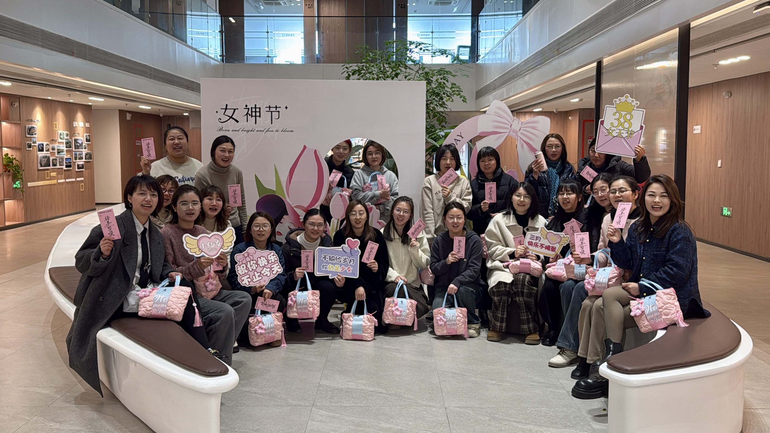 綻放自我 擁抱未來(lái)——記2025年“三八”婦女節(jié)女職工DIY手作活動(dòng)